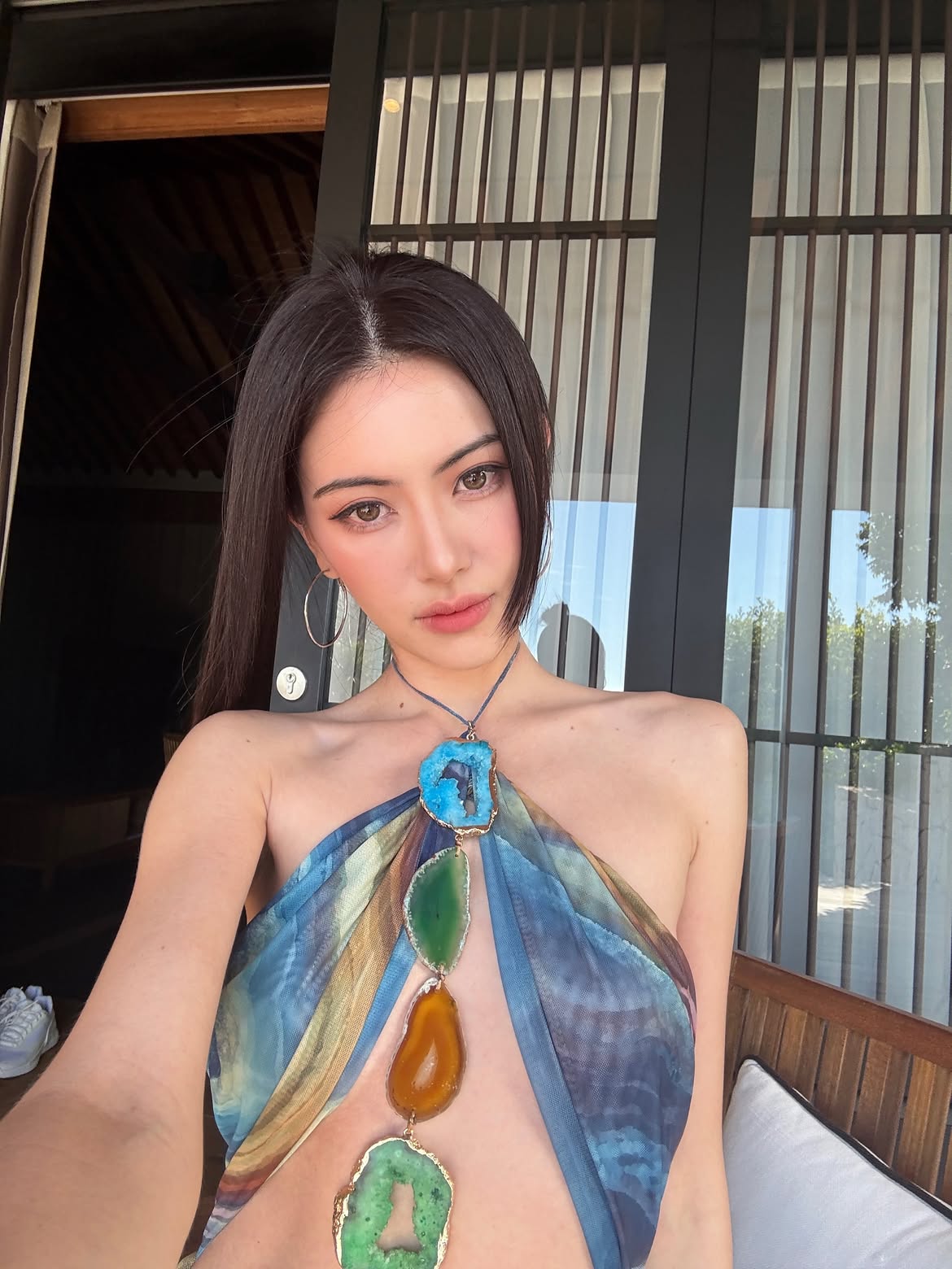 Đến chồng tài tử cũng không chịu nổi sắc vóc của "ma nữ" Mai Davika tại resort đắt nhất Việt Nam- Ảnh 2.