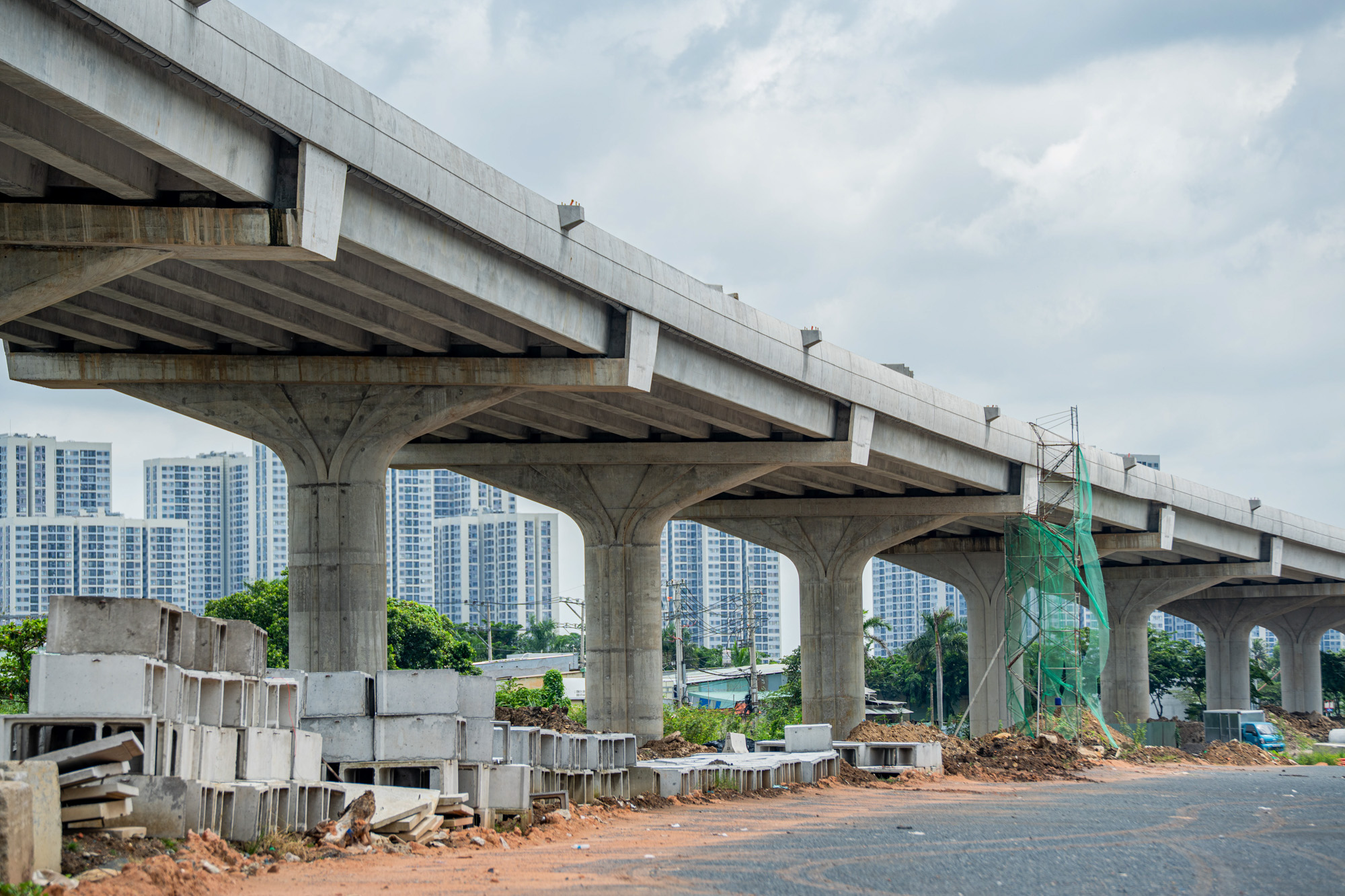 Ngắm đoạn đường trên cao dài gần 15 km, có tường chống ồn rộng hơn 2 sân bóng đá, xuyên đại đô thị được tìm kiếm nhiều nhất TP.HCM, sẽ thông xe sau một tháng nữa- Ảnh 7.