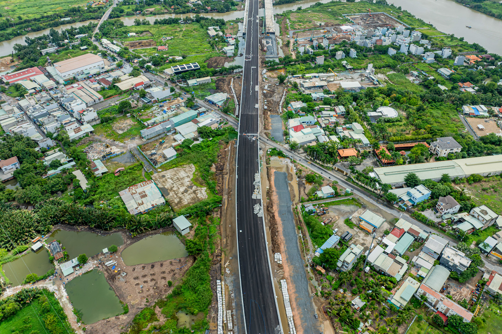 Ngắm đoạn đường trên cao dài gần 15 km, có tường chống ồn rộng hơn 2 sân bóng đá, xuyên đại đô thị được tìm kiếm nhiều nhất TP.HCM, sẽ thông xe sau một tháng nữa- Ảnh 8.