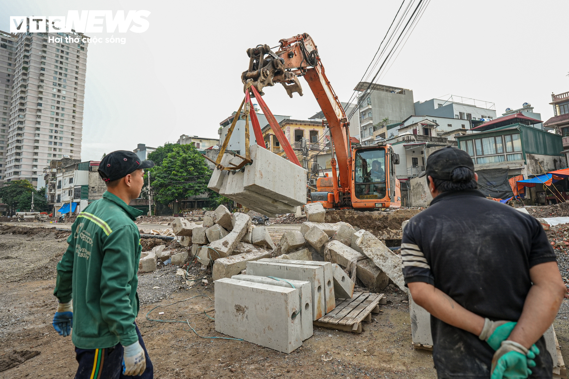 Công nhân Hà Nội bám công trường, chạy đua tiến độ xuyên lễ 2/9- Ảnh 11.