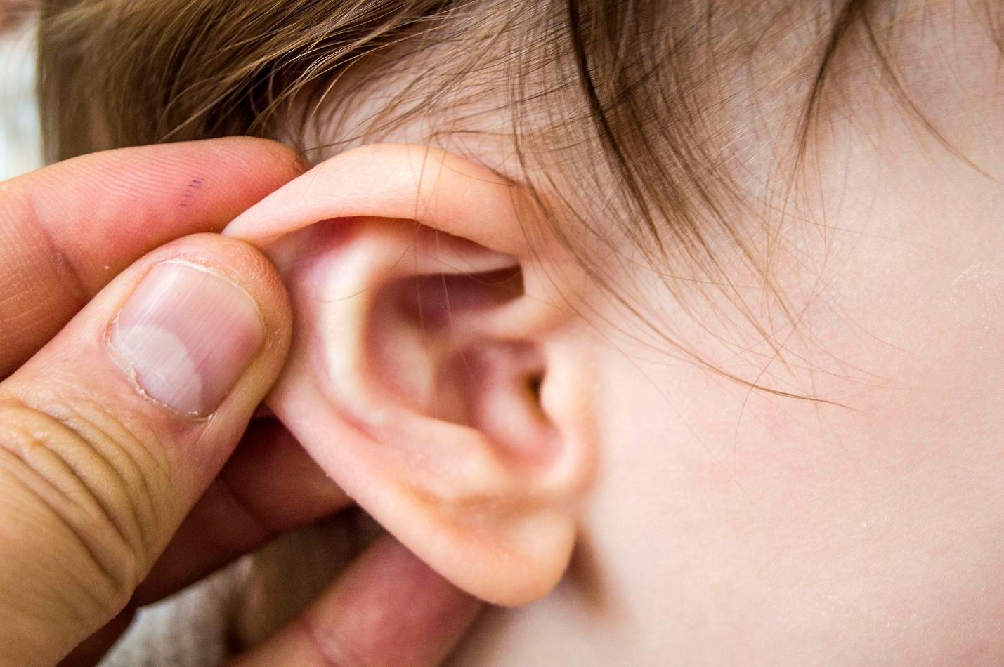 Em bé hơn 1 tuổi thường xuyên gãi tai, sau khi phát hiện ra nhiều hạt mầm bên trong, bác sĩ cảnh báo- Ảnh 2.