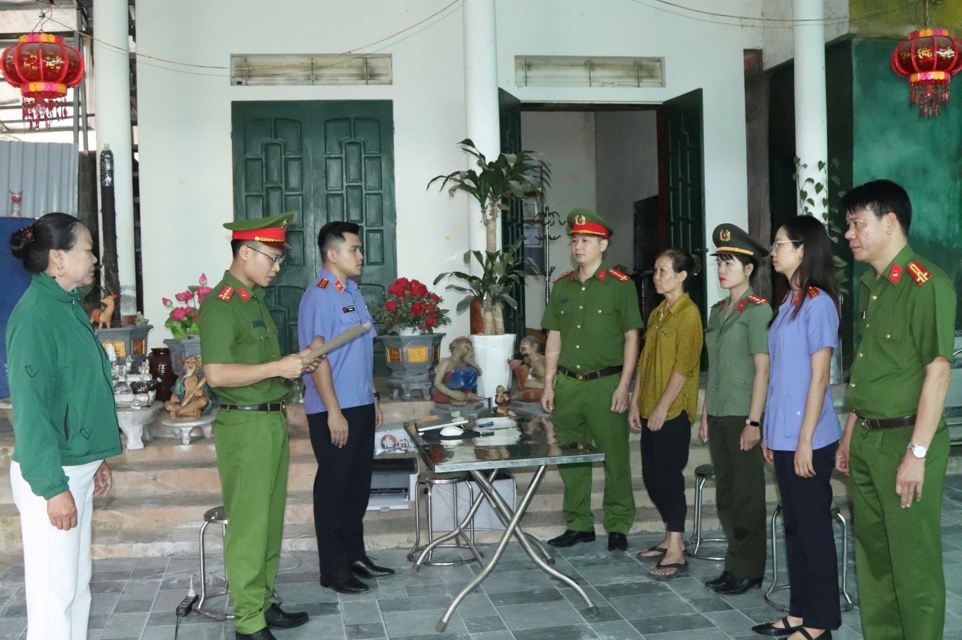 Khám xét chỗ ở, khởi tố mẹ chồng chủ hộ kinh doanh Hà Thị Đoài- Ảnh 1.