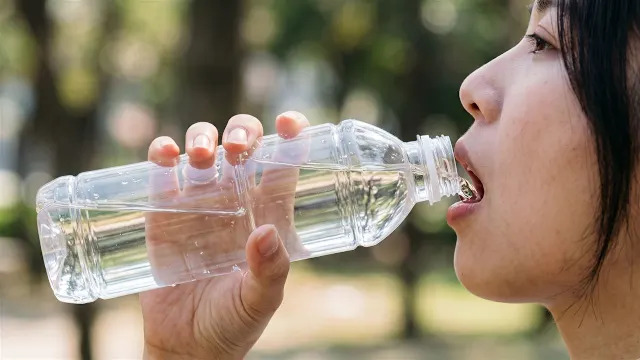 Người đàn ông ngoài 50 tuổi uống chai nước để quên trong ô tô rồi nôn ói dữ dội: Bác sĩ cảnh báo 3 thói quen tưởng vô hại - Ảnh 3.