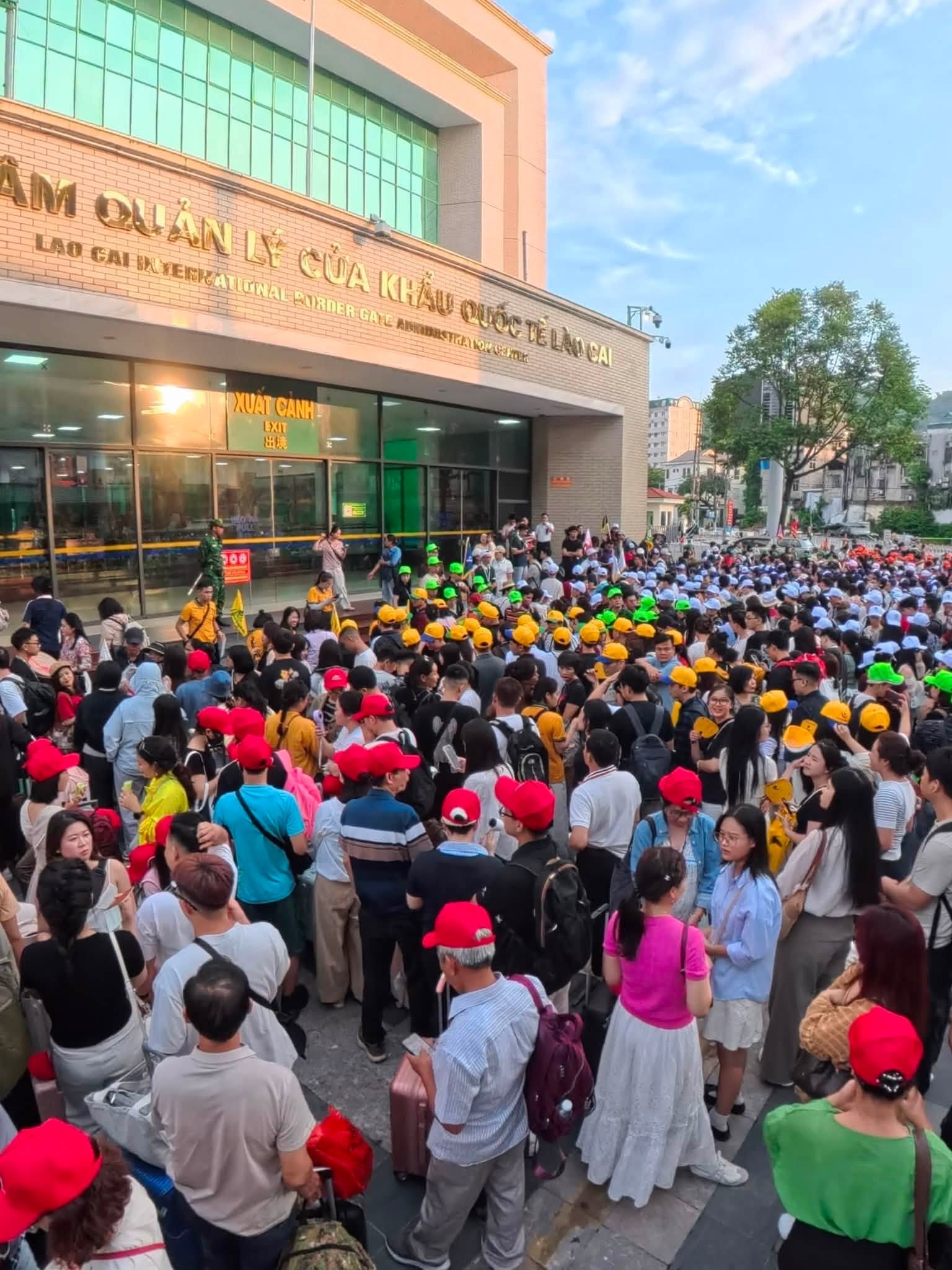 Cửa khẩu Lào Cai đông gấp ba ngày thường, tour đường bộ sang Trung Quốc đang hút khách nhất kỳ nghỉ này- Ảnh 1.