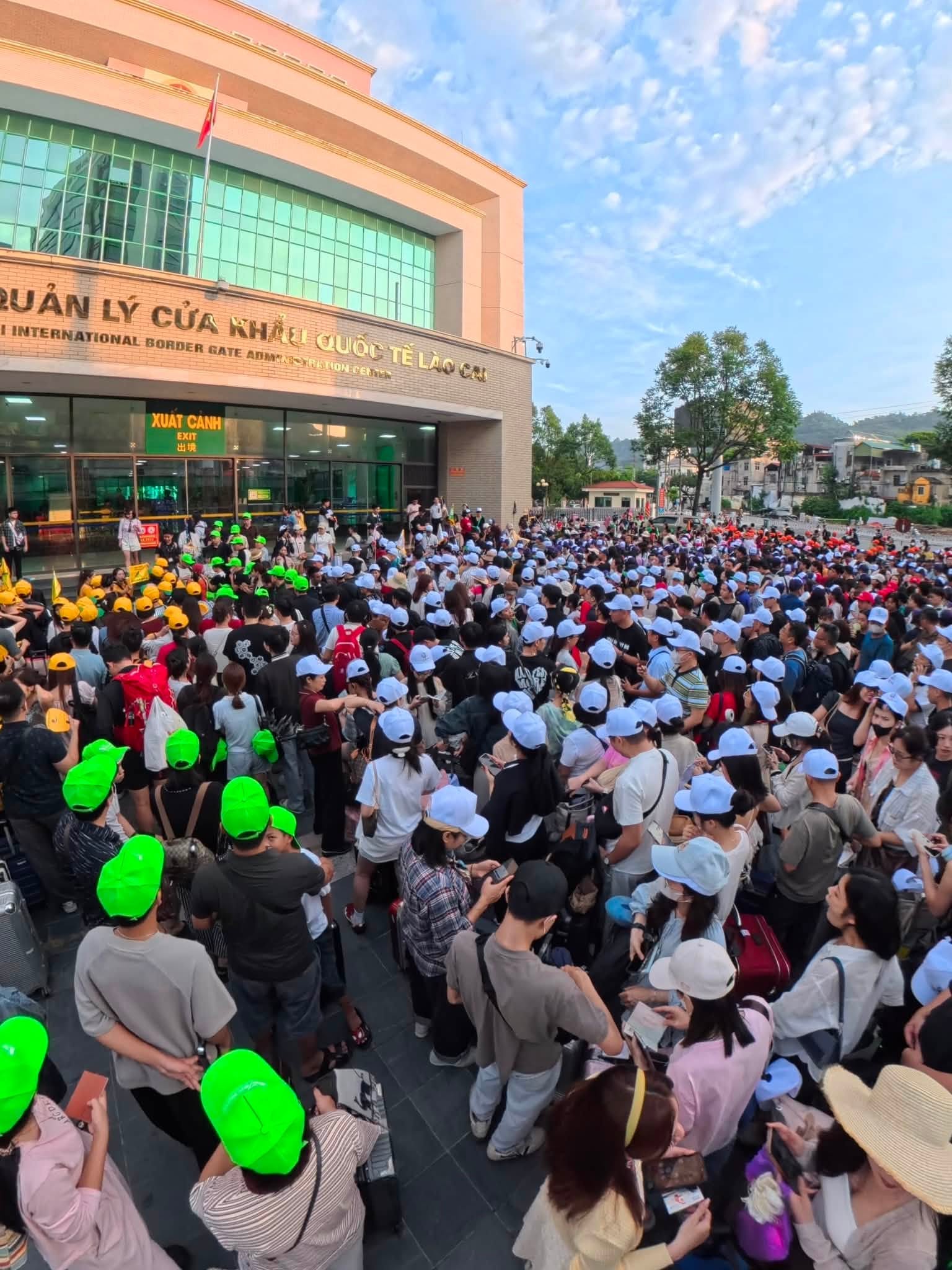 Cửa khẩu Lào Cai đông gấp ba ngày thường, tour đường bộ sang Trung Quốc đang hút khách nhất kỳ nghỉ này- Ảnh 5.
