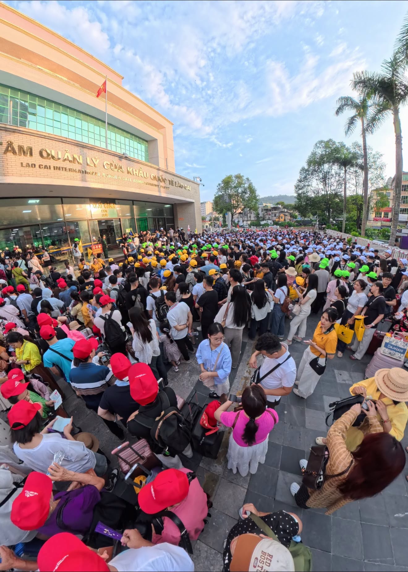 Cửa khẩu Lào Cai đông gấp ba ngày thường, tour đường bộ sang Trung Quốc đang hút khách nhất kỳ nghỉ này- Ảnh 2.
