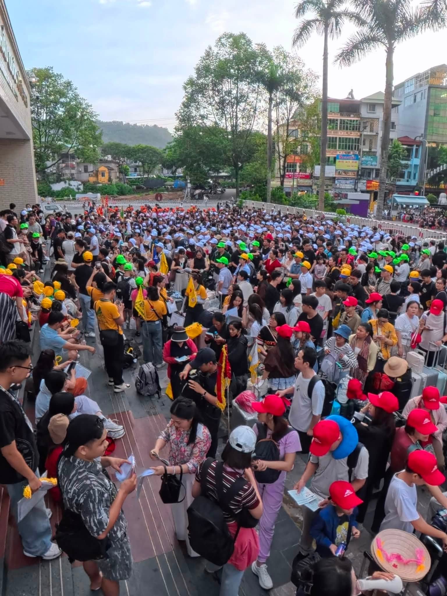 Cửa khẩu Lào Cai đông gấp ba ngày thường, tour đường bộ sang Trung Quốc đang hút khách nhất kỳ nghỉ này- Ảnh 4.