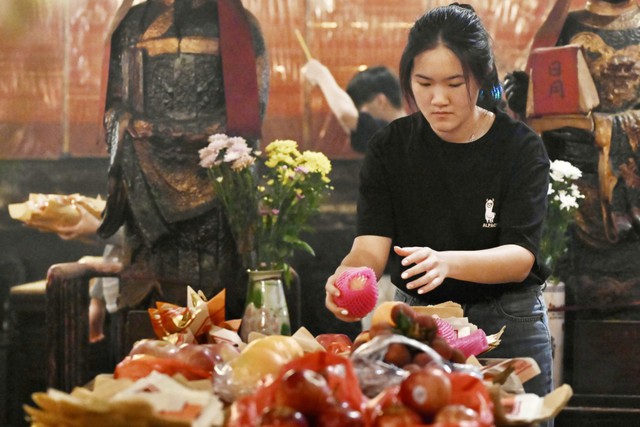 Ngôi miếu 180 tuổi ở Hong Kong (Trung Quốc) bỗng thành "sở lao động cõi trên": Khi tấm thẻ cầu việc giá 18 đô khó săn như mua vé concert- Ảnh 6.