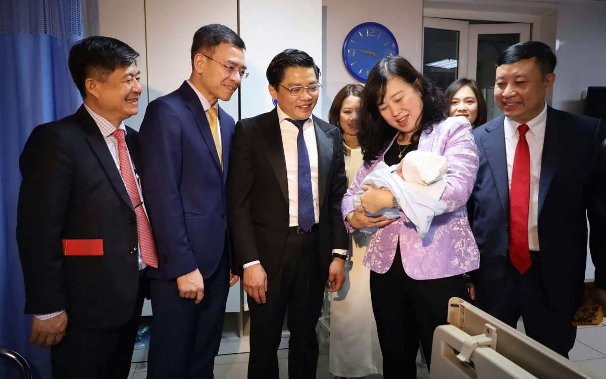 Ủy viên Ban Chấp hành Trung ương Đảng, Bộ trưởng Bộ Y tế Đào Hồng Lan thăm và chào đón những công dân nhí trước thềm xuân Bính Ngọ 2026. Ảnh tư liệu: Bộ Y tế