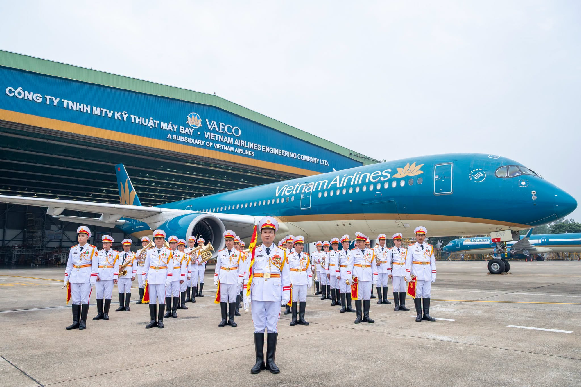 Sáng nay - 1/9, một máy bay của Vietnam Airlines thực hiện nhiệm vụ đặc biệt - Ảnh 7.