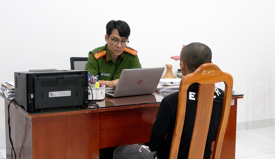 Nguyễn Minh Thắng SN 1994 môi giới cho 3 cặp nam, nữ mua bán dâm- Ảnh 1.