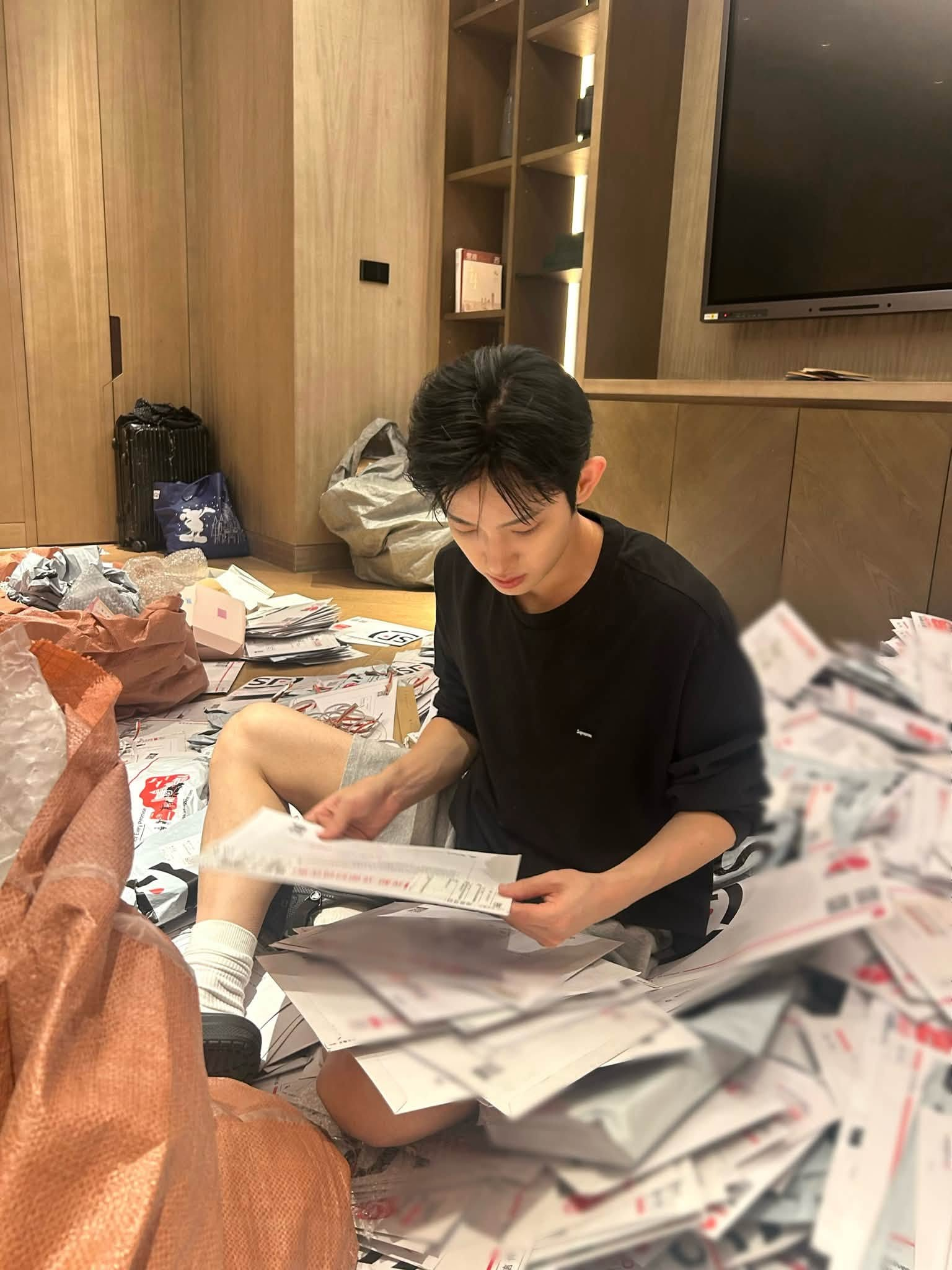 tài tử chiều fan số 1 thế giới: mua tận 10 chiếc vali để chở thư của fan về đọc! - Ảnh 3.