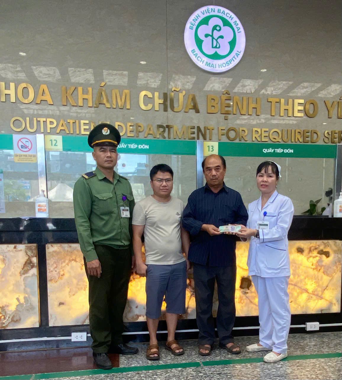 Phát hiện bọc tiền 500.000 đồng buộc dây chun nằm chơ vơ tại Bệnh viện Bạch Mai, đội ngũ bảo vệ lập tức xác minh- Ảnh 1.