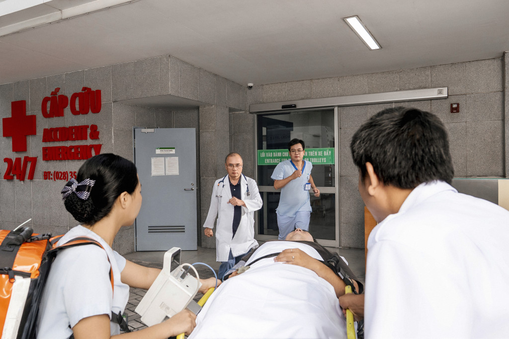 Nữ bác sĩ Việt leo thang dây lên tàu giữa biển động, cứu sống thuyền viên người Nga bị xuất huyết não- Ảnh 4.