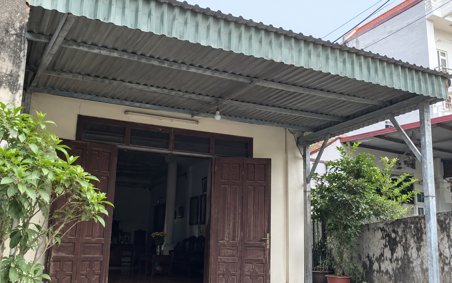 Vì sao ngày càng nhiều gia đình không còn làm mái hiên tôn? 2 thiết kế mái đang dần trở thành xu hướng mới - Ảnh 1.