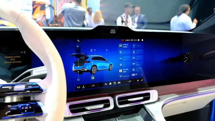 CEO Mercedes thừa nhận ngành ô tô đã 'đi quá xa' - quyết đưa một thứ tưởng đã 'tuyệt chủng' trở lại khoang lái - Ảnh 2.