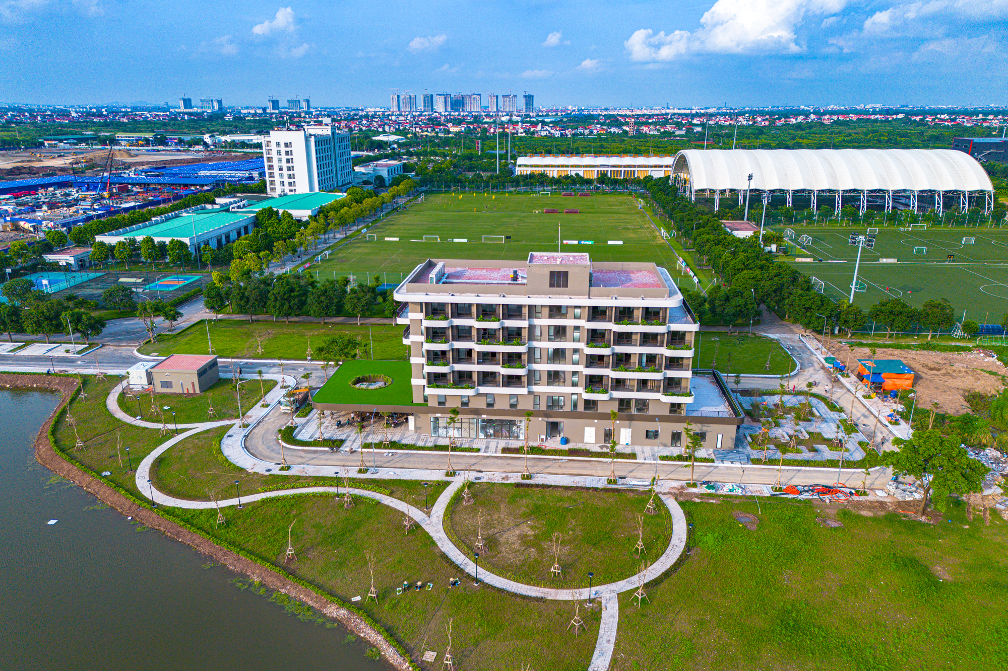 Quá nhanh: 10 tháng làm xong hơn 60% siêu sân vận động lớn thứ hai Việt Nam, khán đài 60.000 chỗ dần thành hình, chuẩn bị lắp mái vòm thép nặng gấp đôi tháp Eiffel - Ảnh 8.