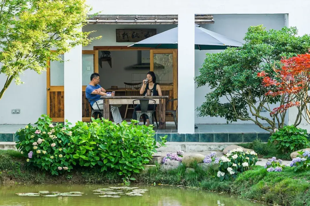 Nữ giáo viên rời trung tâm thành phố, dành 16 năm làm khu vườn 400m²: Chi phí sống giảm, nhà lại rộng hơn - Ảnh 2.