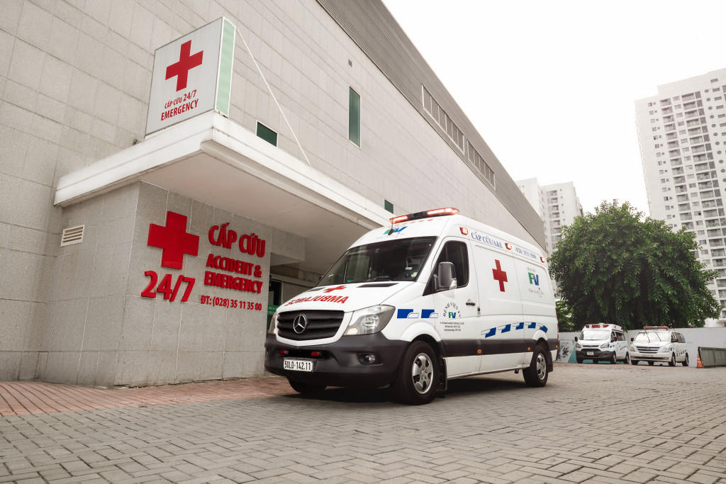 Nữ bác sĩ Việt leo thang dây lên tàu giữa biển động, cứu sống thuyền viên người Nga bị xuất huyết não- Ảnh 2.