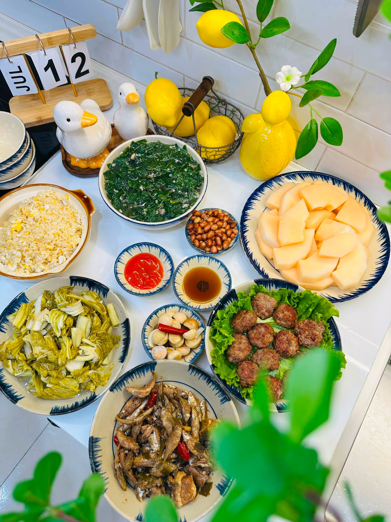 Mẹ đảm Hà Nội dạy con trai vào bếp nấu ăn suốt 1 tháng hè: Nhìn mâm cơm bé làm, các mẹ thi nhau vào nhận "con rể" - Ảnh 3.