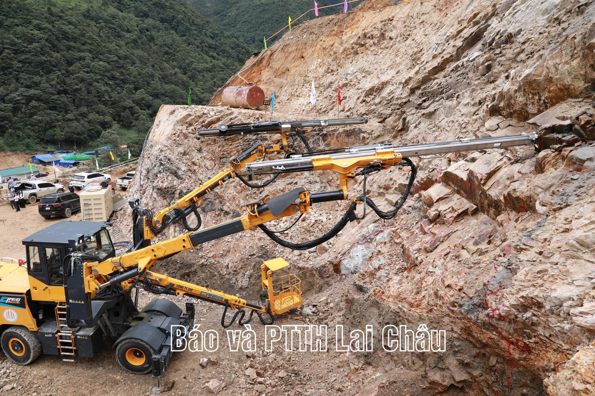 Hầm đường bộ qua đèo dài nhất Việt Nam, giúp rút ngắn thời gian đi từ 2 giờ xuống 11 phút, do liên danh Đèo Cả thi công đạt cột mốc quan trọng- Ảnh 2.