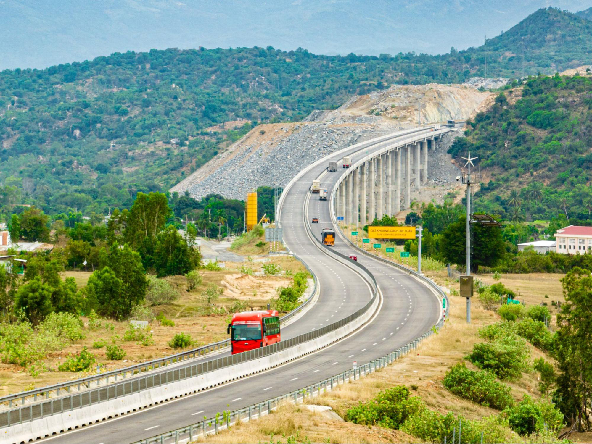 Từ 20km/năm đến “đại công trường” nghìn km: Cuộc đổi ngôi của nhà thầu nội và cú tăng tốc đầu tư công  - Ảnh 2.