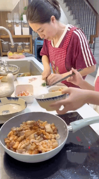 Mẹ đảm Hà Nội dạy con trai vào bếp nấu ăn suốt 1 tháng hè: Nhìn mâm cơm bé làm, các mẹ thi nhau vào nhận "con rể" - Ảnh 1.
