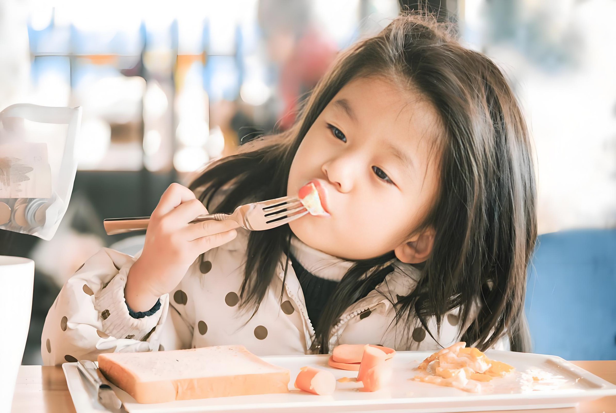 Trẻ thông minh hay không, chỉ cần nhìn cách ăn cơm là biết? 6 dấu hiệu cha mẹ nên để ý - Ảnh 1.