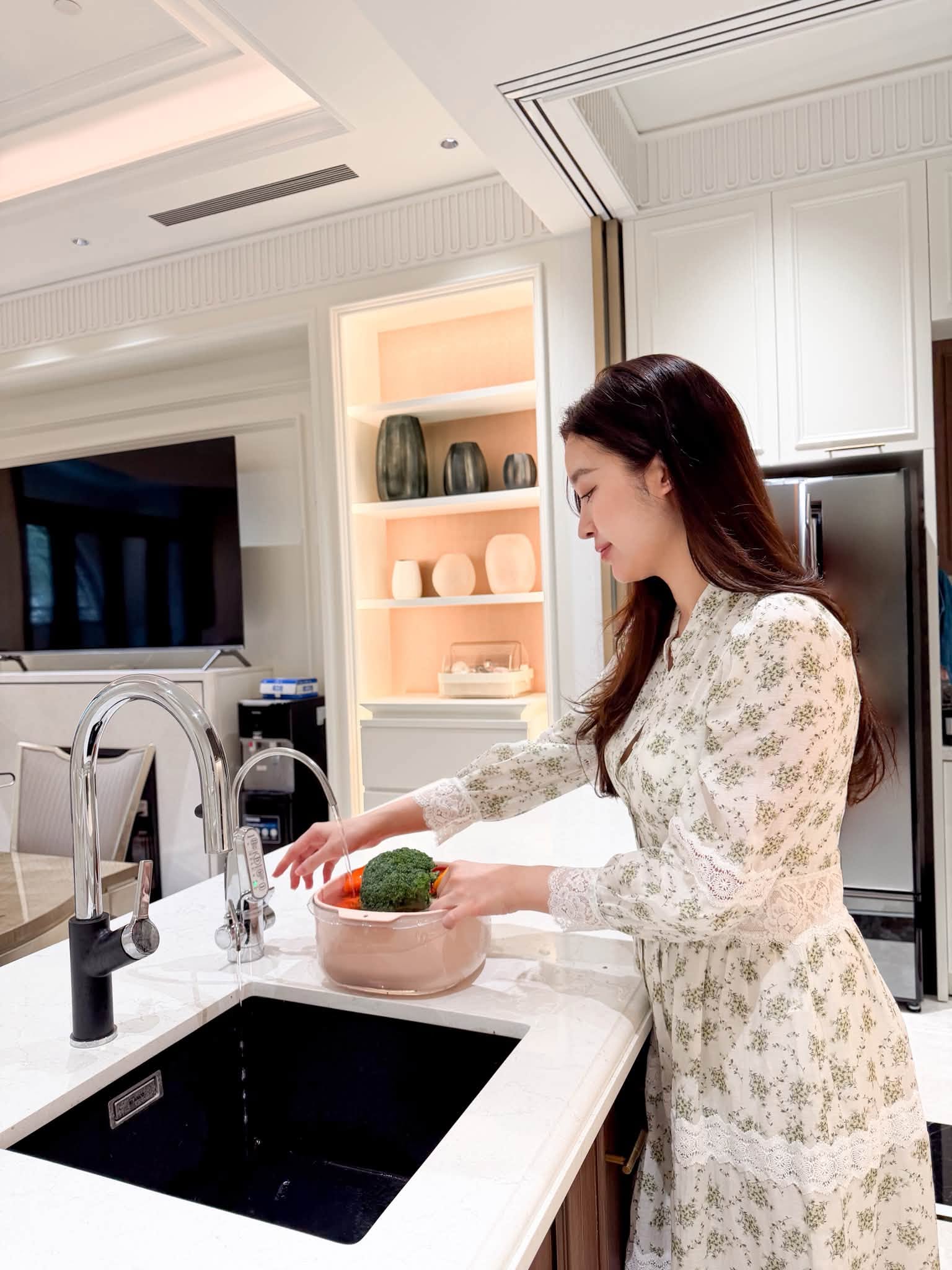 Hé lộ không gian sống bên trong căn nhà mới của vợ chồng Hoa hậu Đỗ Mỹ Linh - Ảnh 2.