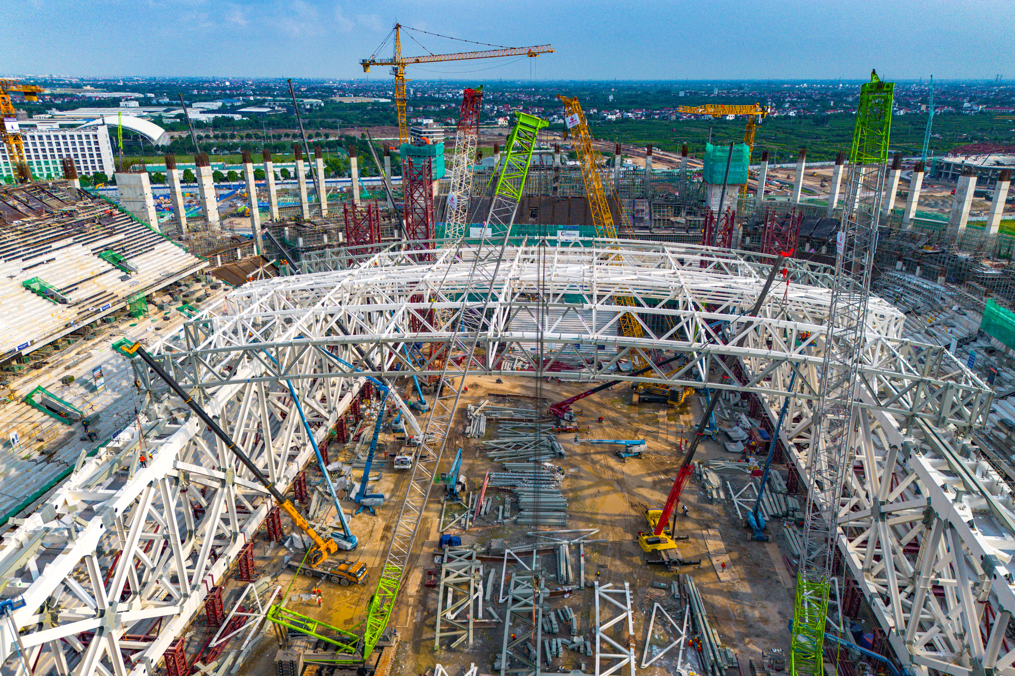 Quá nhanh: 10 tháng làm xong hơn 60% siêu sân vận động lớn thứ hai Việt Nam, khán đài 60.000 chỗ dần thành hình, chuẩn bị lắp mái vòm thép nặng gấp đôi tháp Eiffel - Ảnh 4.