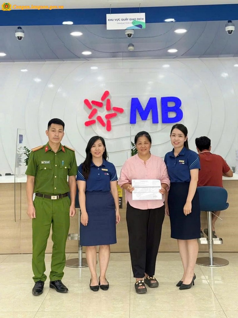 Phát hiện giao dịch chuyển khoản 200.000.000 đồng đến tài khoản của Hoàng Thanh Hương SN 1977, công an lập tức vào cuộc điều tra- Ảnh 1.