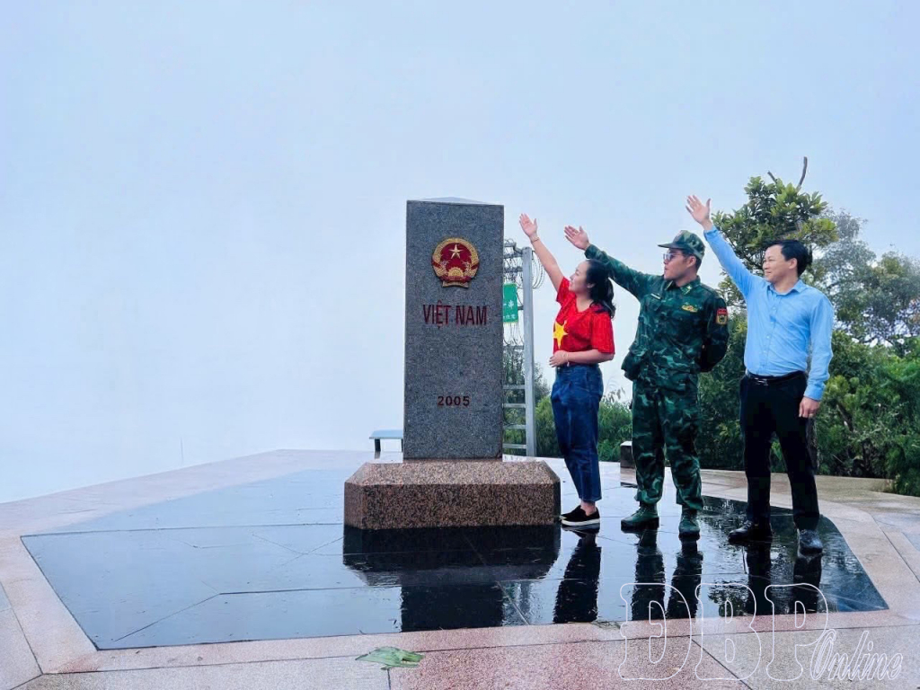 Gallery - Nơi này '1 con gà gáy 3 nước cùng nghe' ở ngay miền Bắc, Việt Nam: Nằm trên độ cao 1800m, thu hút du khách mê khá phá - image 2