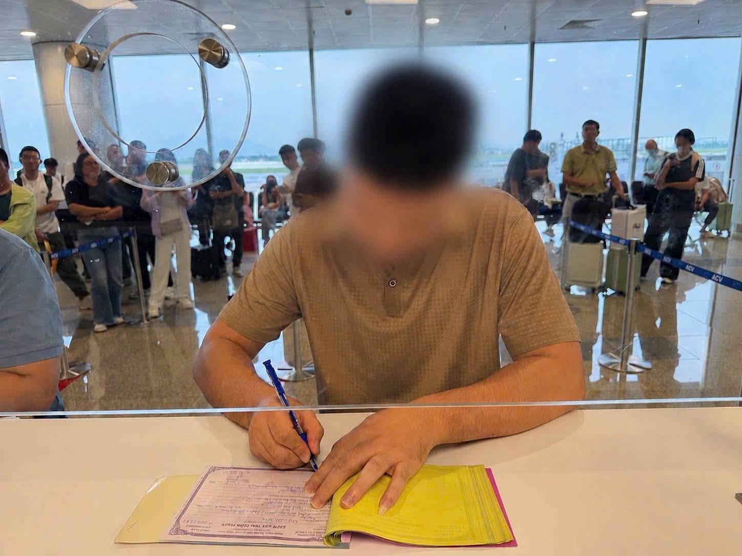 Nhiều ngày trước, kịp thời xử lý 1 đối tượng tại sân bay Nội Bài, phạt 15,5 triệu đồng - Ảnh 2.