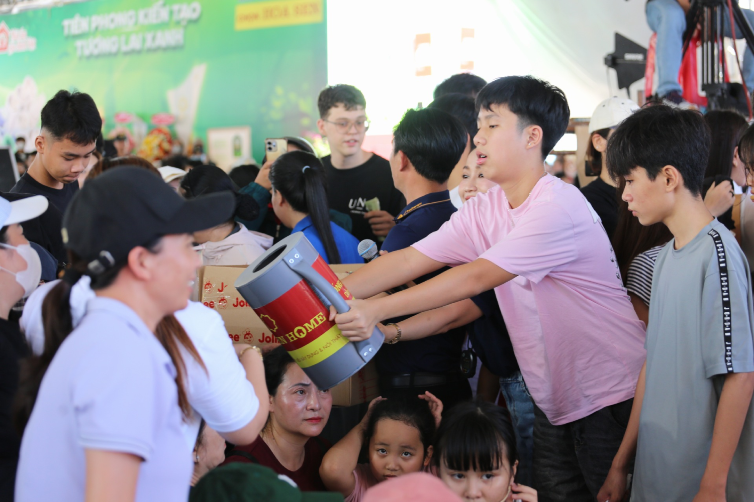 Nữ NSƯT từ Úc về dạy 3 con một bài học- Ảnh 1.