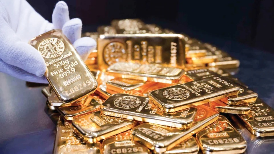 Phát hiện hơn 1.000 đồng tiền vàng và 5 thỏi vàng giấu trong bình, két sắt bí mật của ngôi nhà cổ: Kho báu trị giá hơn 600.000 euro nằm kín nhiều thập kỷ - Ảnh 2.