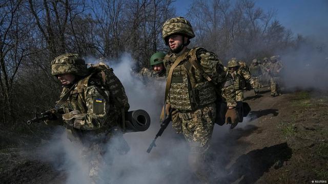 Cờ Nga kéo lên ở Chernigovka, 5 lữ đoàn Kiev rút lui - Hàng trăm tên lửa không thể tới Ukraine sau tuyên bố từ ông Trump- Ảnh 2. Cờ Nga kéo lên ở Chernigovka, 5 lữ đoàn Kiev rút lui - Hàng trăm tên lửa không thể tới Ukraine sau tuyên bố từ ông Trump- Ảnh 2.