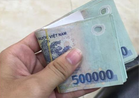 Công an điều tra xấp tiền mặt 20.000.000 đồng nằm chỏng chơ trên đường, người đàn ông SN 1984 phải làm việc với cơ quan chức năng - Ảnh 2.