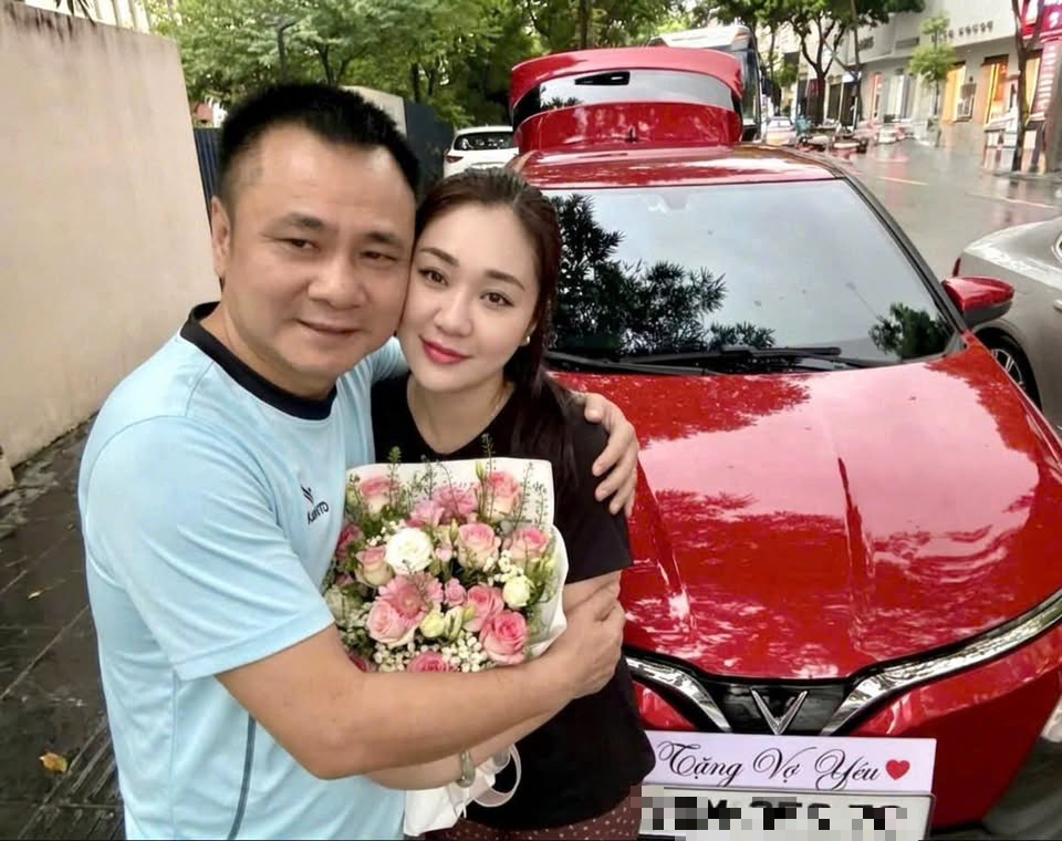 Nam NSND, Giám đốc Nhà hát Chèo Quân đội mua ô tô tặng sinh nhật vợ thiếu tá kém 12 tuổi - Ảnh 1.