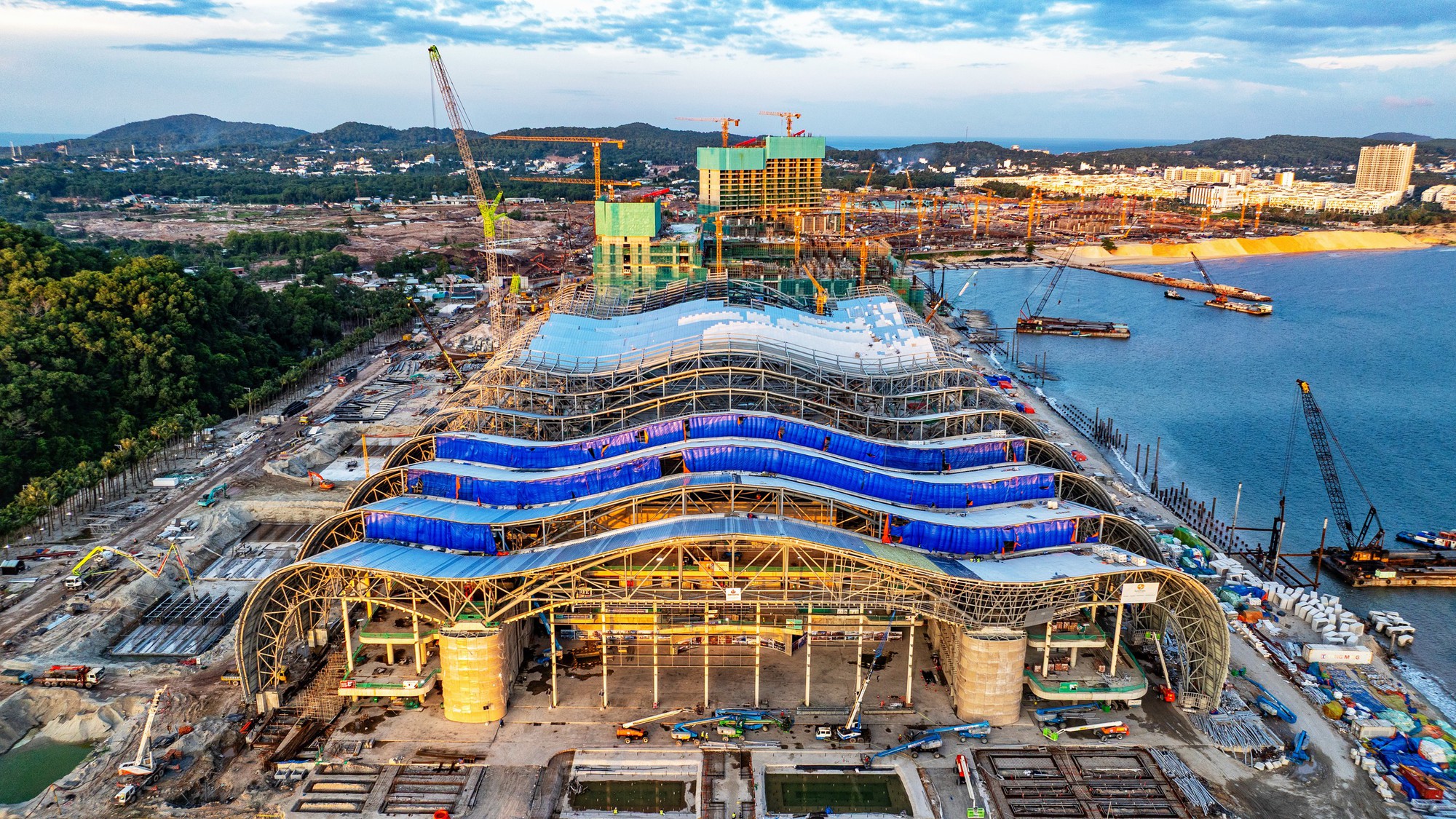 Trung tâm Hội nghị lớn top đầu thế giới ở Việt Nam đang thành hình “thần tốc” chưa từng có bên bờ biển - Ảnh 8.