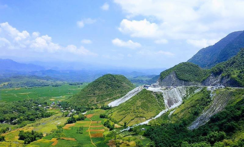 Việt Nam có 1 nơi khí hậu mát mẻ quanh năm, bao quanh là núi đá được Sun Group nhắm tới làm siêu tổ hợp 21.000 tỷ đồng gồm cáp treo, tắm khoáng, khu vui chơi- Ảnh 1.