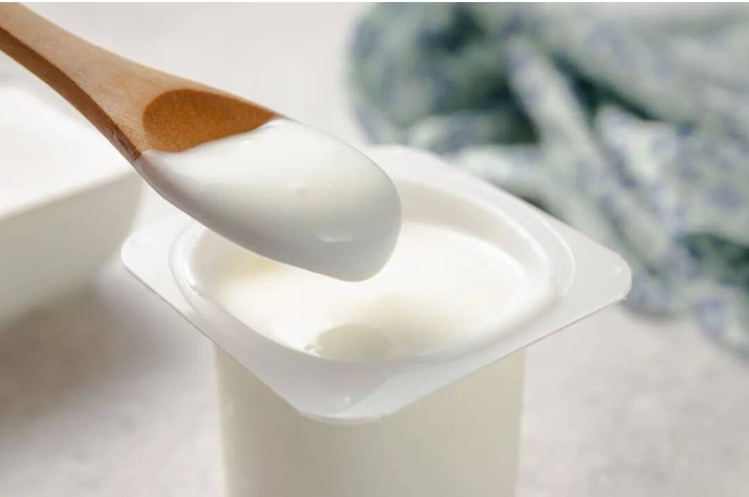 Vì sao sữa chua xuất hiện nước màu vàng sau khi mở nắp?- Ảnh 3.