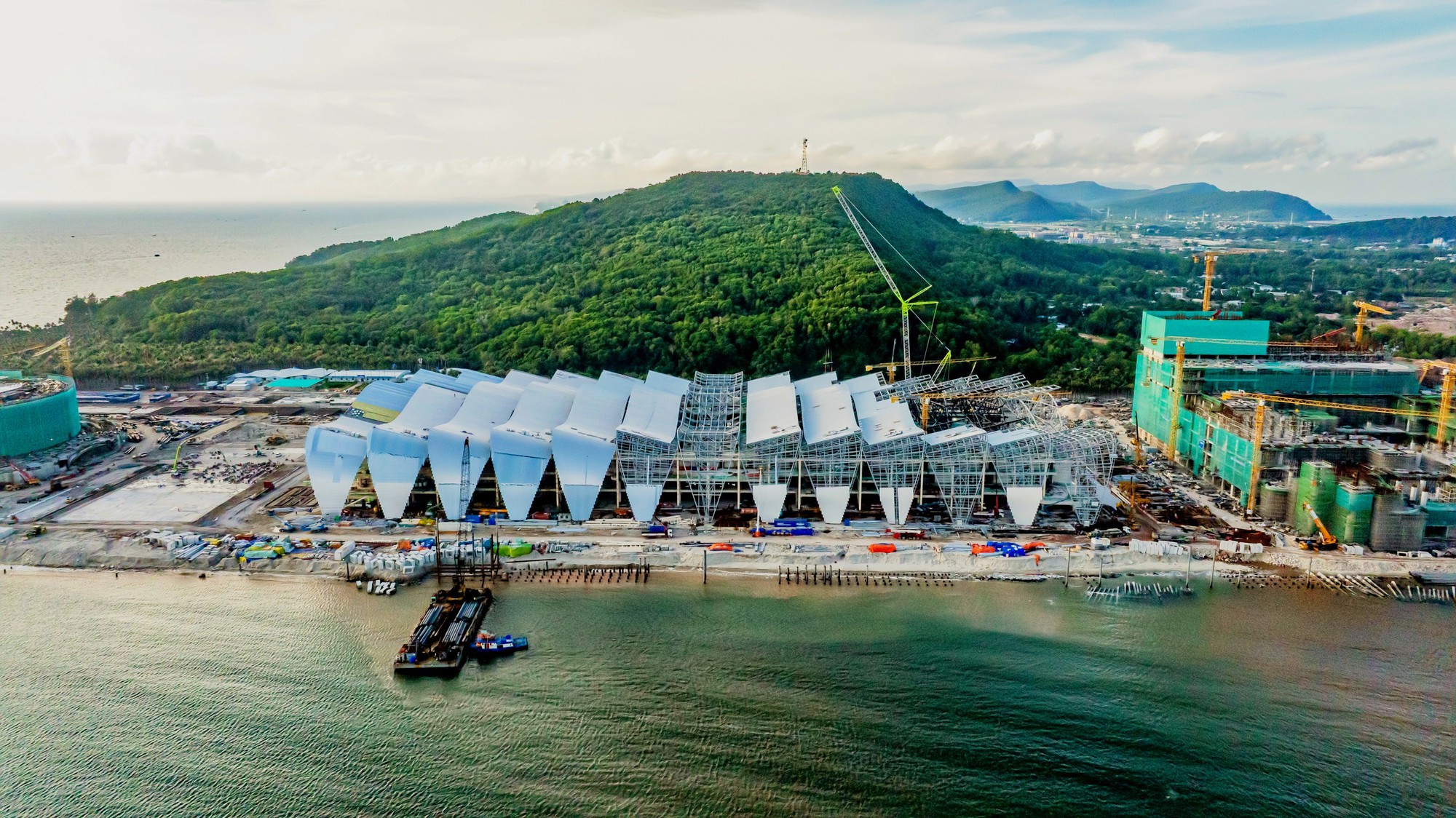 Trung tâm Hội nghị lớn top đầu thế giới ở Việt Nam đang thành hình “thần tốc” chưa từng có bên bờ biển - Ảnh 4.
