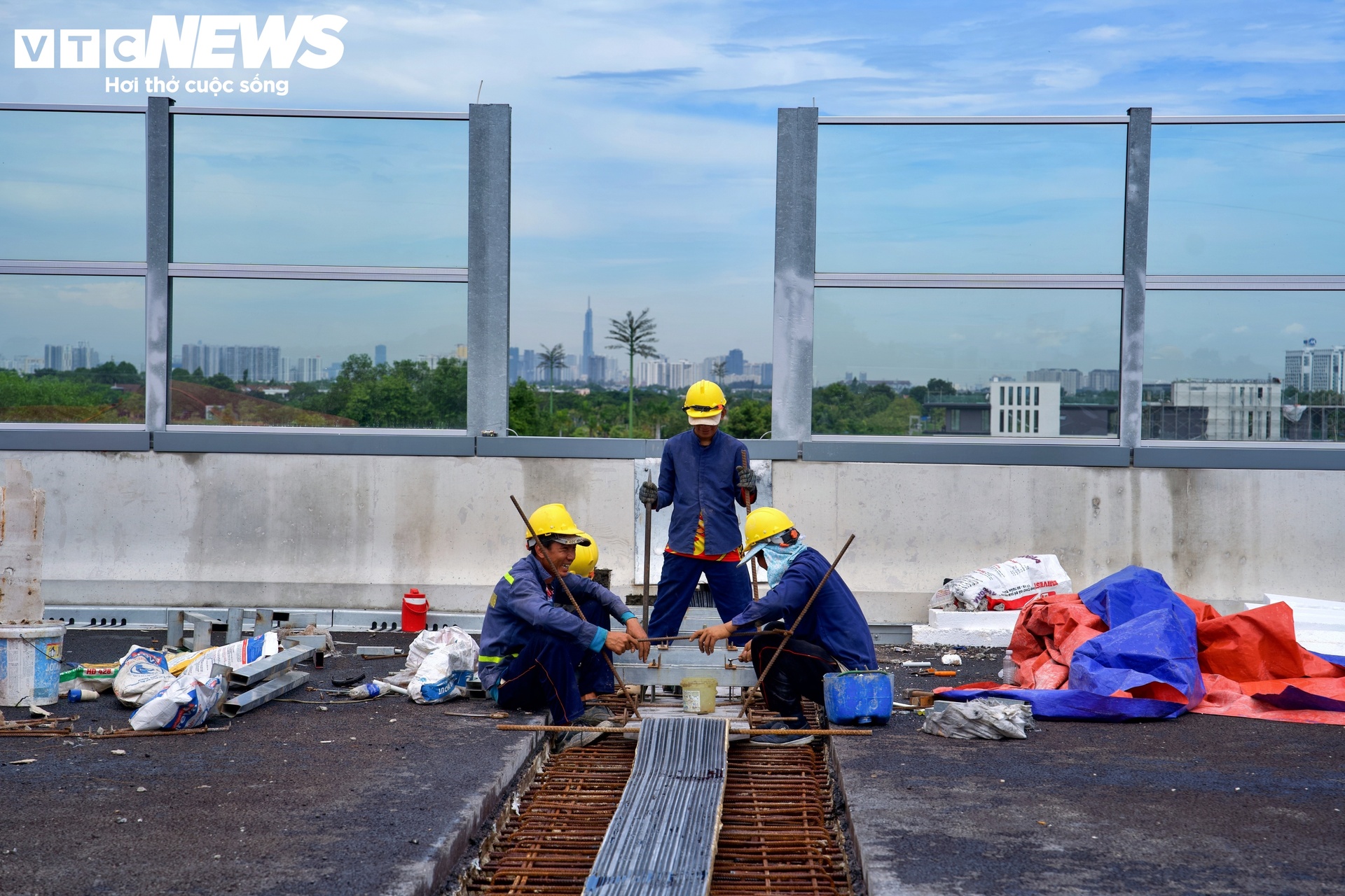 Cận cảnh gần 7 km gắn 'tường' chống ồn trên Vành đai 3 qua khu đô thị TP.HCM- Ảnh 10.