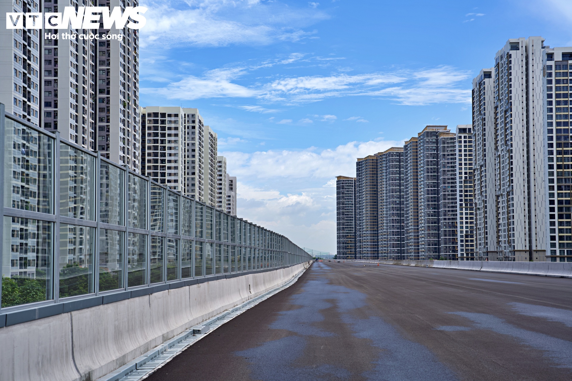Cận cảnh gần 7 km gắn 'tường' chống ồn trên Vành đai 3 qua khu đô thị TP.HCM- Ảnh 2.