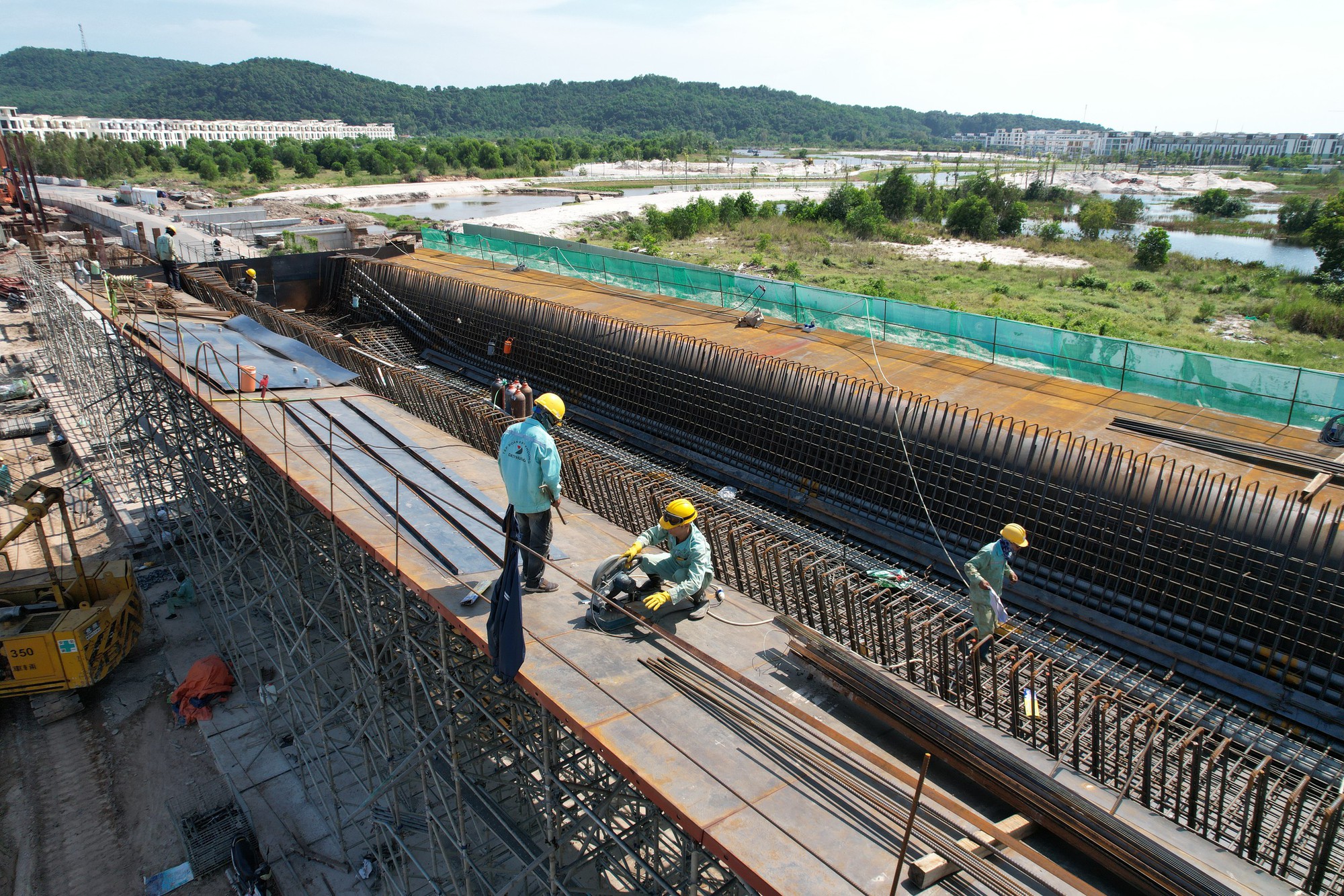 Siêu dự án LRT 9.000 tỷ tại Phú Quốc: Lộ trình “nghẹt thở” vượt ải thiên tai, sẵn sàng đưa đoàn tàu đầu tiên chạy thử vào giữa năm 2027 - Ảnh 3.