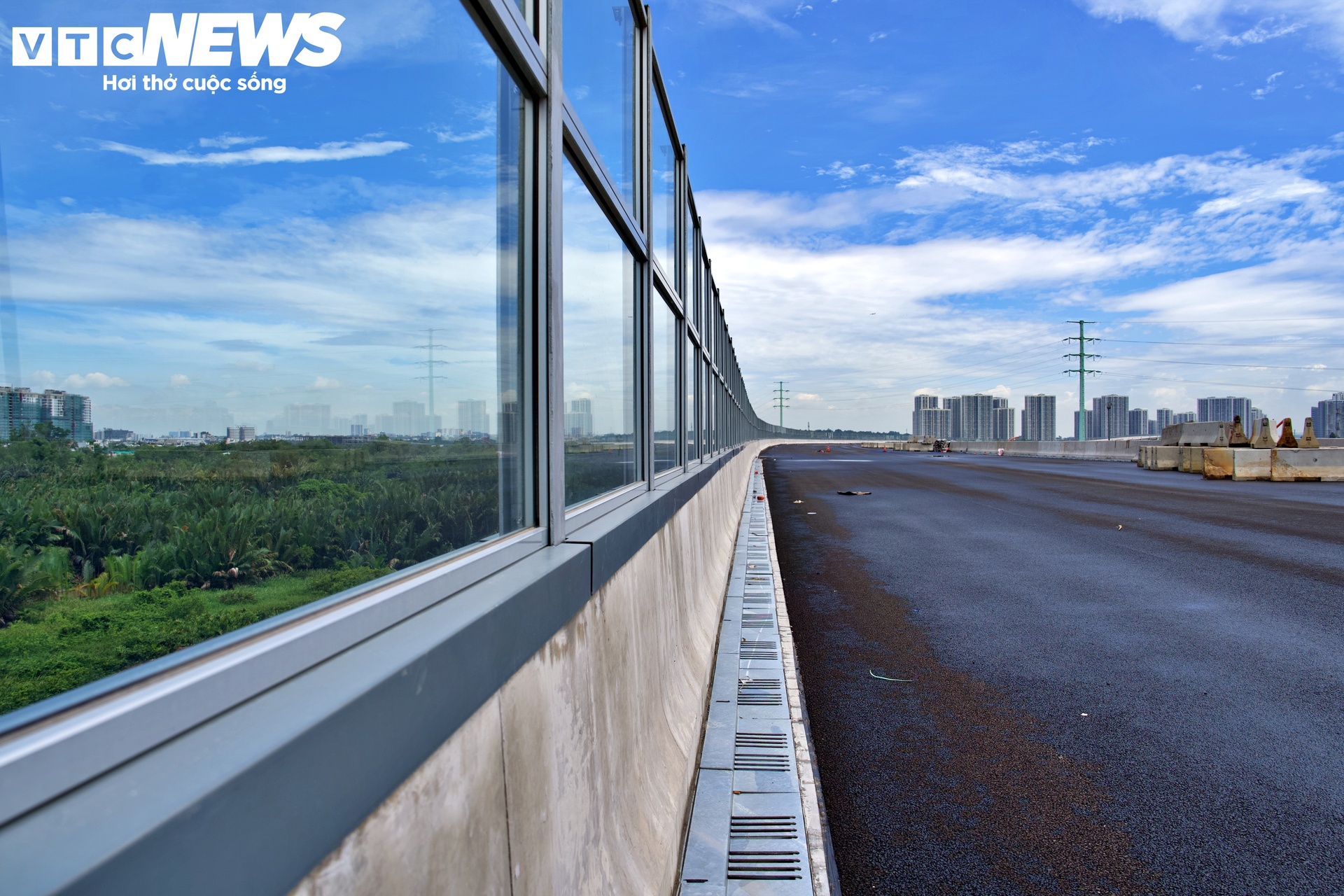 Cận cảnh gần 7 km gắn 'tường' chống ồn trên Vành đai 3 qua khu đô thị TP.HCM- Ảnh 7.