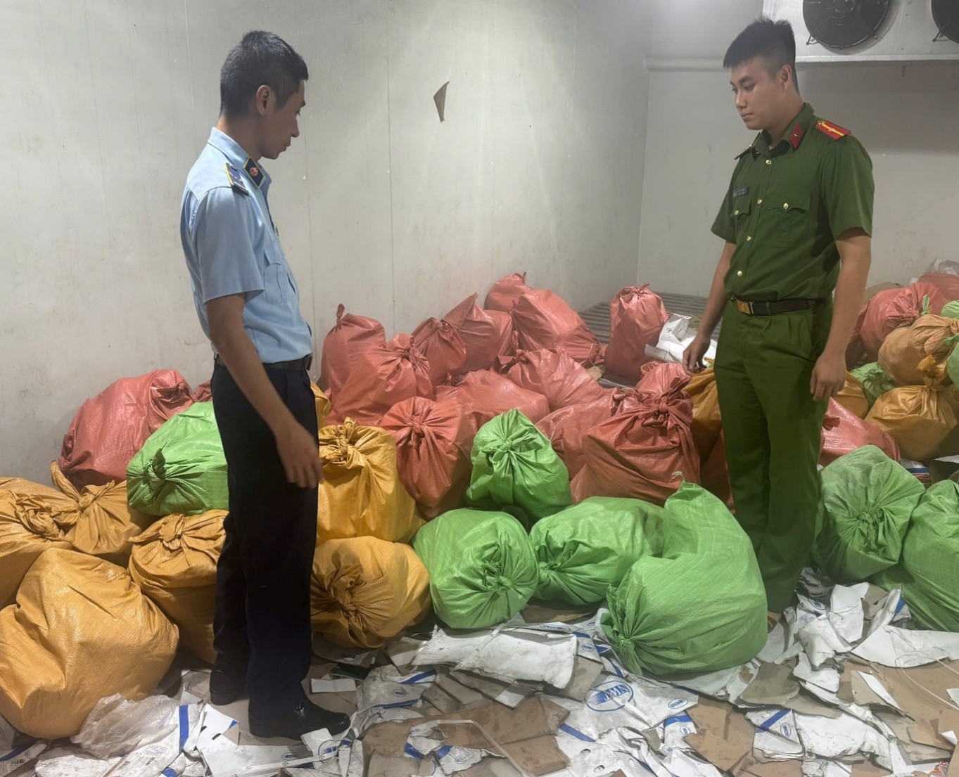 Kiểm tra kho hàng của Phùn Thị Thủy SN 1988, phát hiện loạt bao tải dứa buộc kín khả nghi: Lời khai của chủ kho hé lộ điều gì?- Ảnh 1.