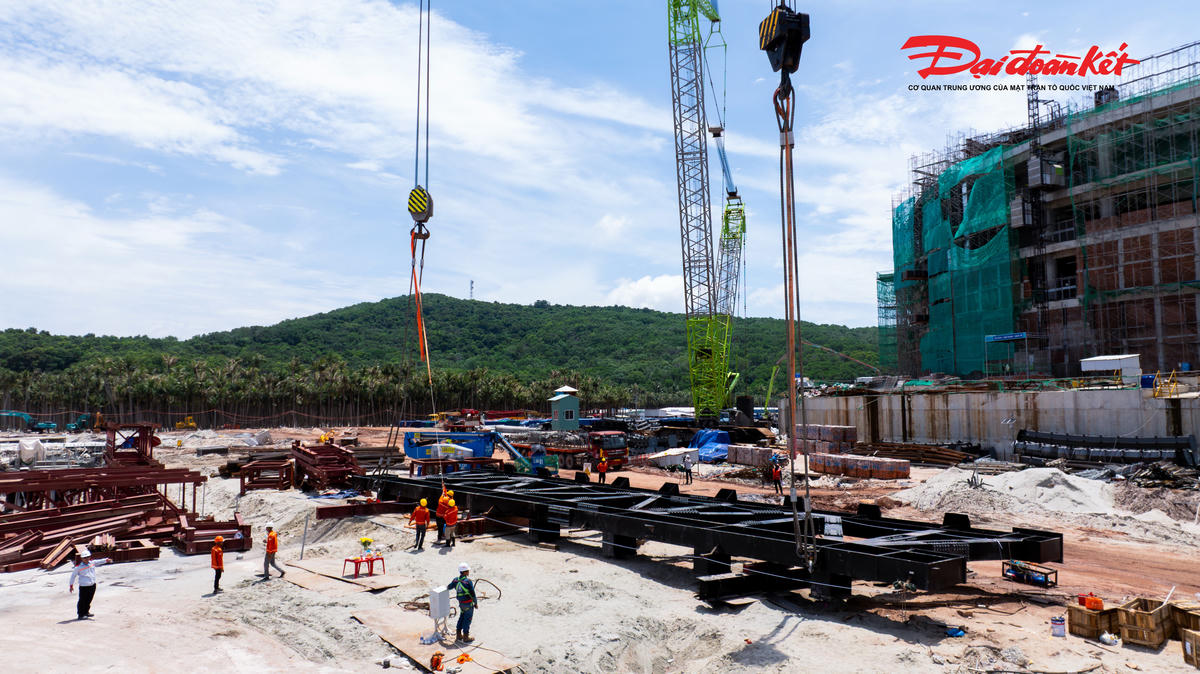 Hai “siêu cẩu” 1.450 tấn cùng nâng khung thép 125 tấn cho nhà hát APEC- Ảnh 6.