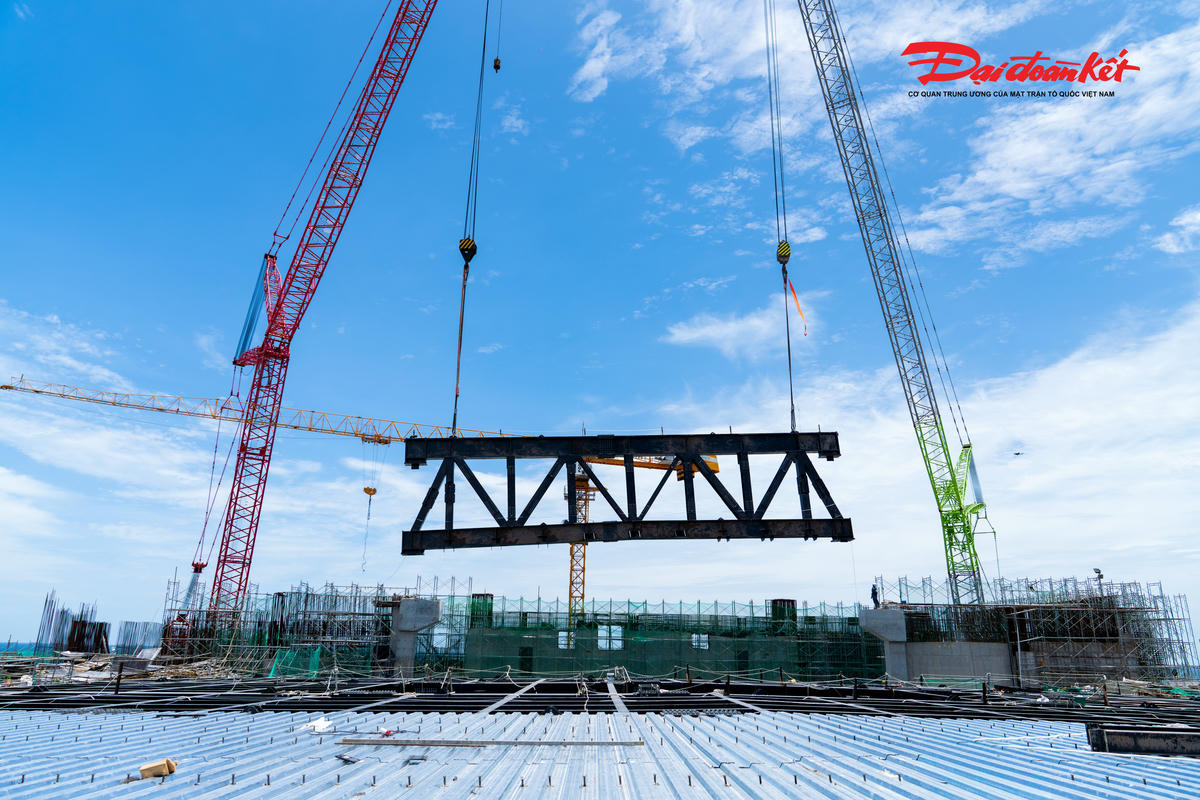 Hai “siêu cẩu” 1.450 tấn cùng nâng khung thép 125 tấn cho nhà hát APEC- Ảnh 2.