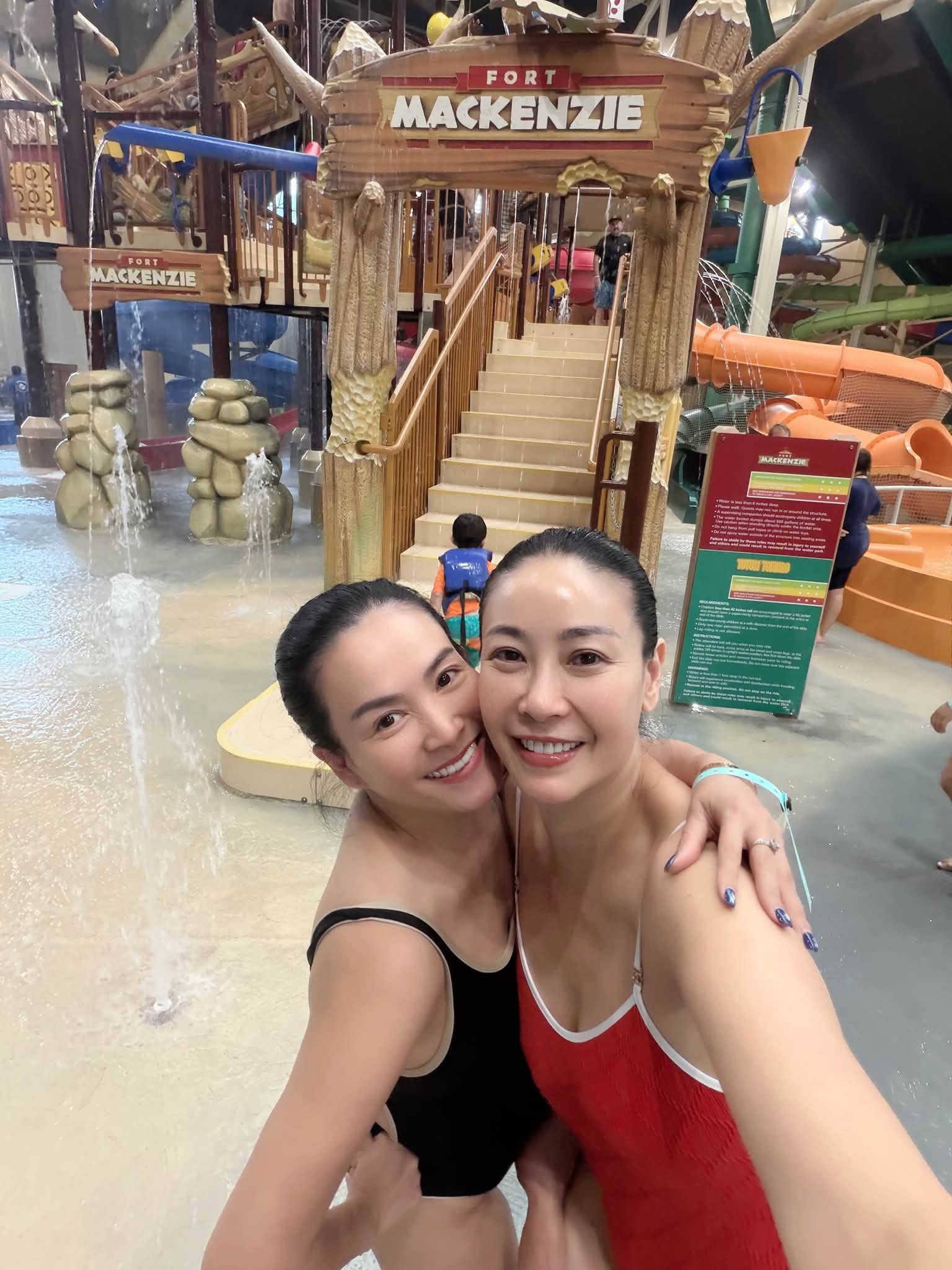Hoa hậu đẹp nhất nhì Việt Nam và vợ hơn 4 tuổi của Bình Minh "dính nhau như sam" từ Việt Nam sang Mỹ- Ảnh 1.